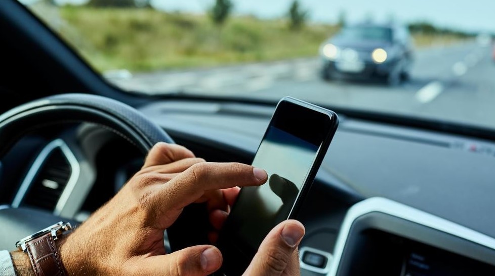10 TYPES OF DISTRACTED DRIVING THAT CAUSE ACCIDENTS