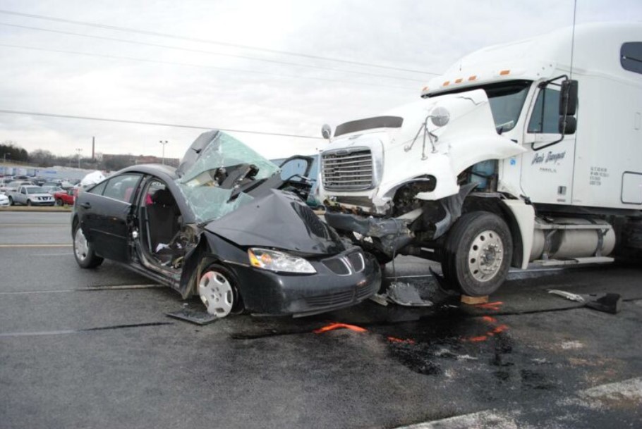 Choosing a Semi-Truck Accident Lawyer