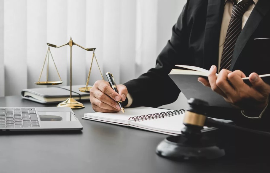 The Role of a Civil Litigation Solicitor in Resolving Disputes